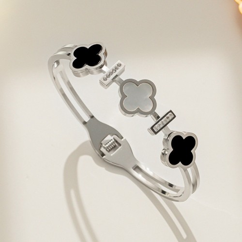 Arihant Stainless Steel Silver Plated Mother Of Pearls Three Clover Leaf Irish Design Bracelet